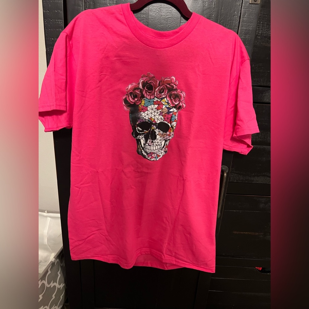 Size large hot pink skull floral T-shirt *NEW*